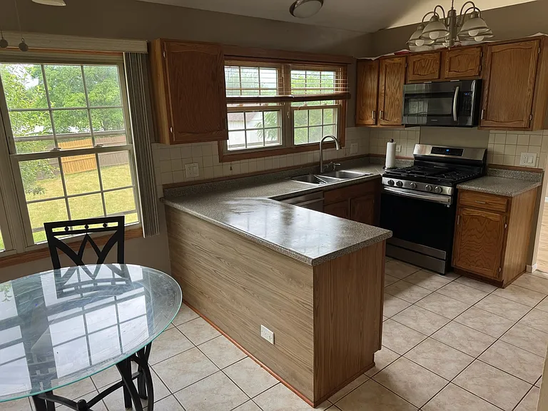 2404 Kenmore Ct — Photo 11