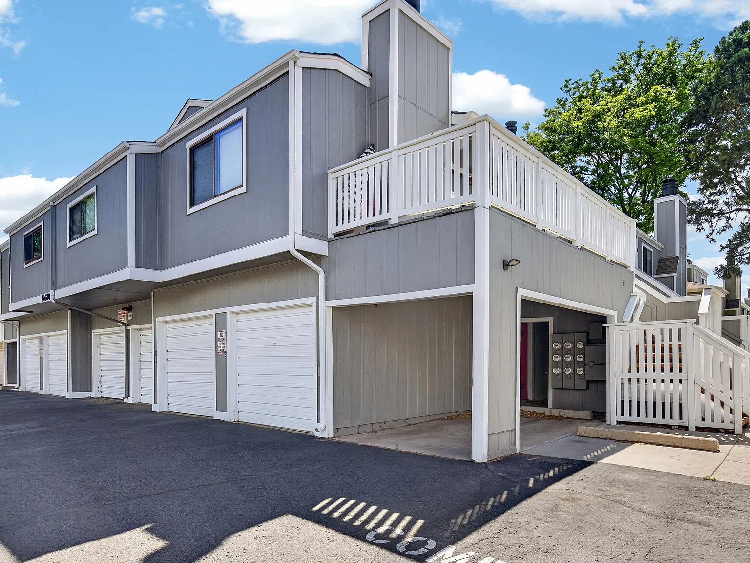 2 bed, 1.5 bath, 1045 sqft, $1,995 — Photo 2