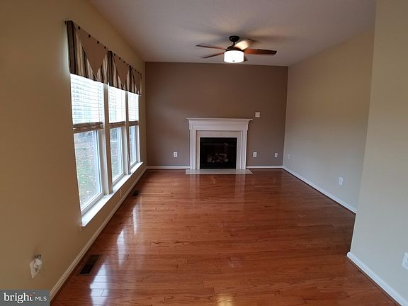 5th image of 1022 Glen Oak Ct