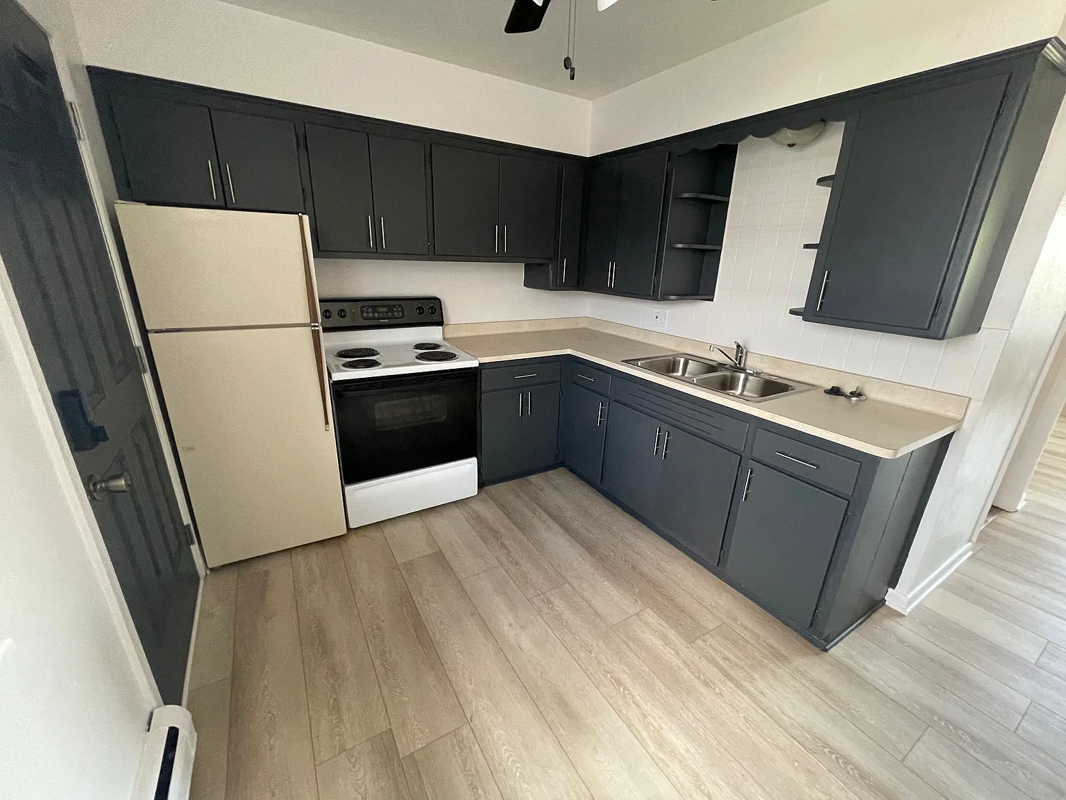 1 bed, 900 sqft, $895 — Photo 3