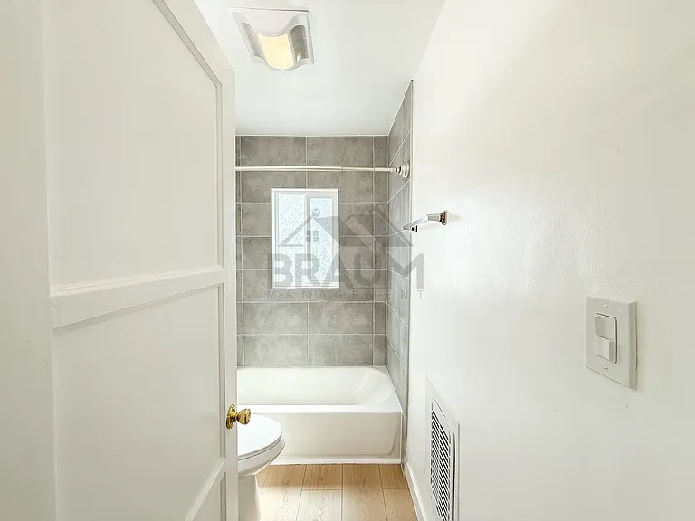 15550 Vanowen St — Photo 15