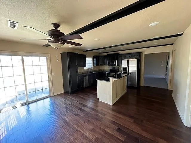 4 bed, 2.5 bath, 2300 sqft, $2,300 — Photo 4