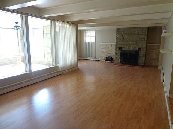 2nd image of 1334 E Victoria St