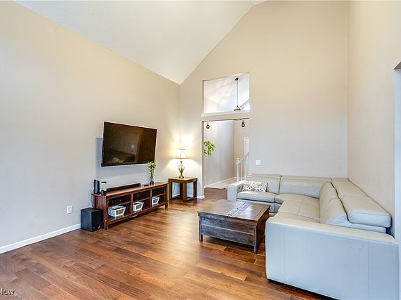 4th image of 390 Ivanhoe Ave