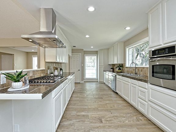 3rd image of 1234 Balcones Woods Dr