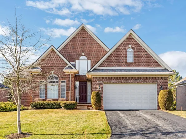 7434 Pine Vista Dr, Brighton, MI 48116