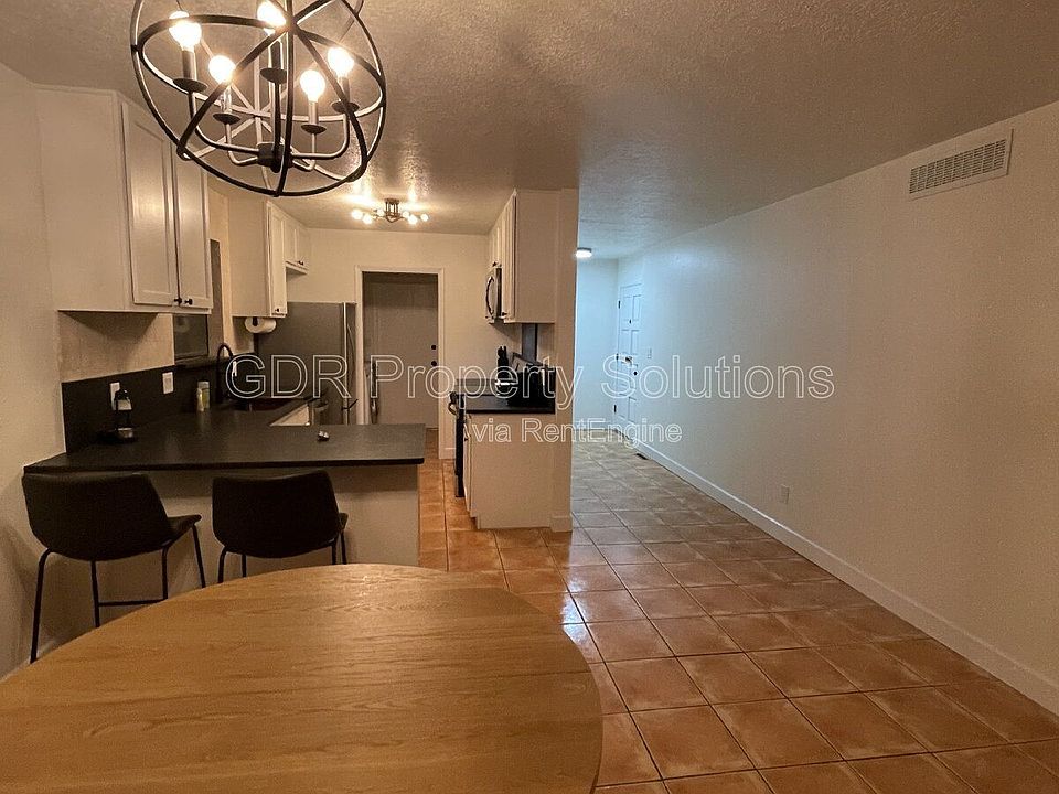1st image of 520 Ortiz Dr NE