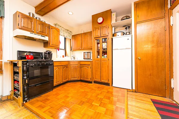 Sold by REMAX Elite | media 18