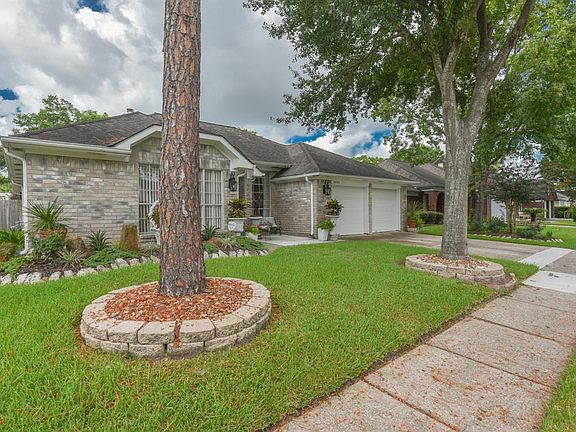 4th image of 16030 Surrey Woods Dr