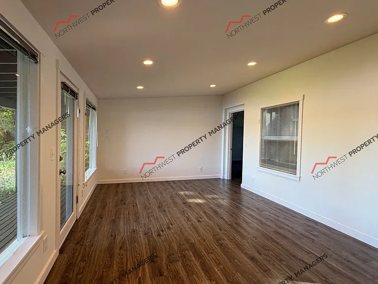 609 68th Ave NE — Photo 5