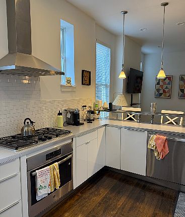 3rd image of 641 W Fullerton Pkwy APT 3