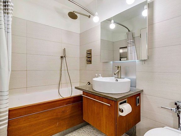 5th image of 200 E 84th St APT 2G