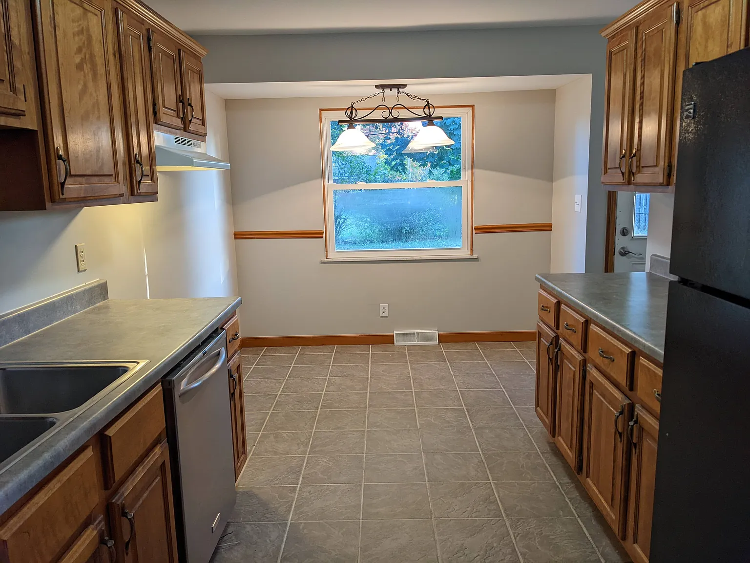 3 bed, 1120 sqft, $1,905 — Photo 3