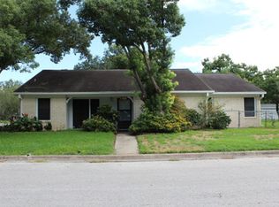 1002 Hanover St, Edna, TX 77957