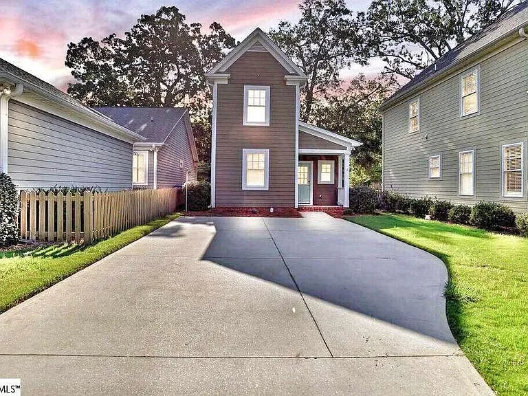 Large patio/driveway for outdoor entertaining