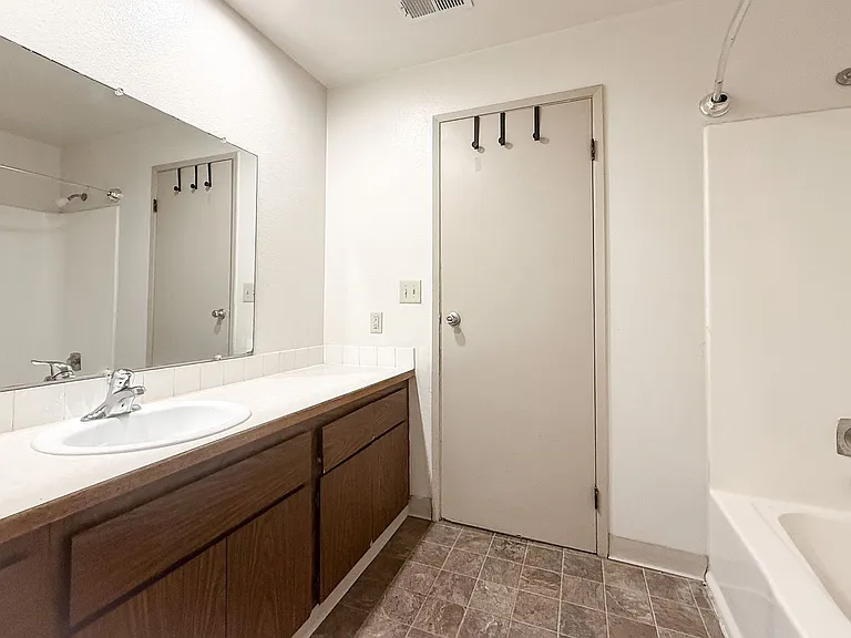Avalon Court Apartments — Photo 24