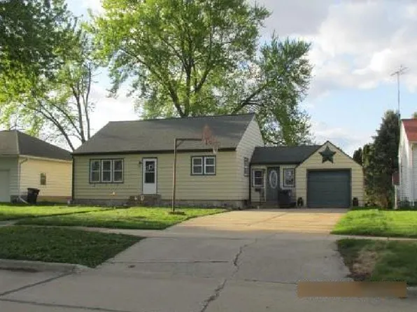 11 W Gardner St, New Hampton, IA 50659