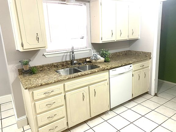 3rd image of 1108 Morton Ave