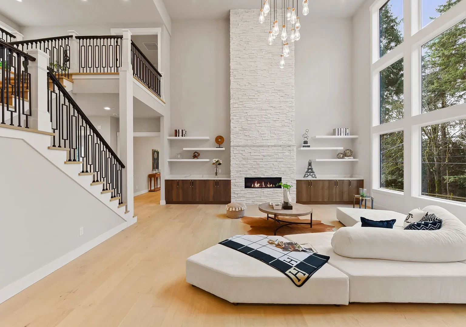 Luxury Bellevue Estate in Prestigious Bridle Trails For Rent — Photo 2
