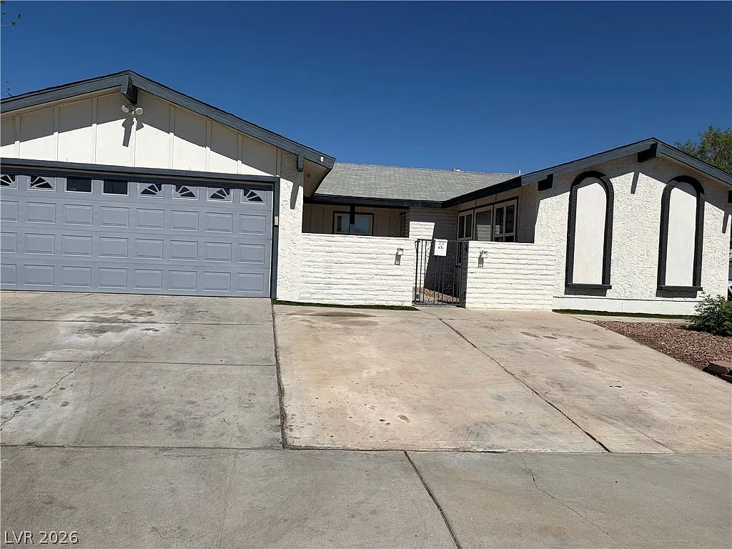 3 bed, 2.0 bath, 1707 sqft, $2,400 — Photo 1