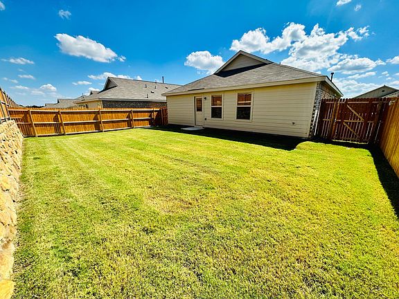 4th image of 1633 Bluffview Dr