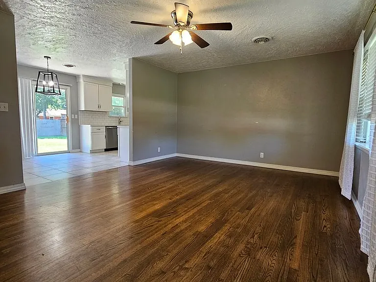 1202 Glenwood St — Photo 2