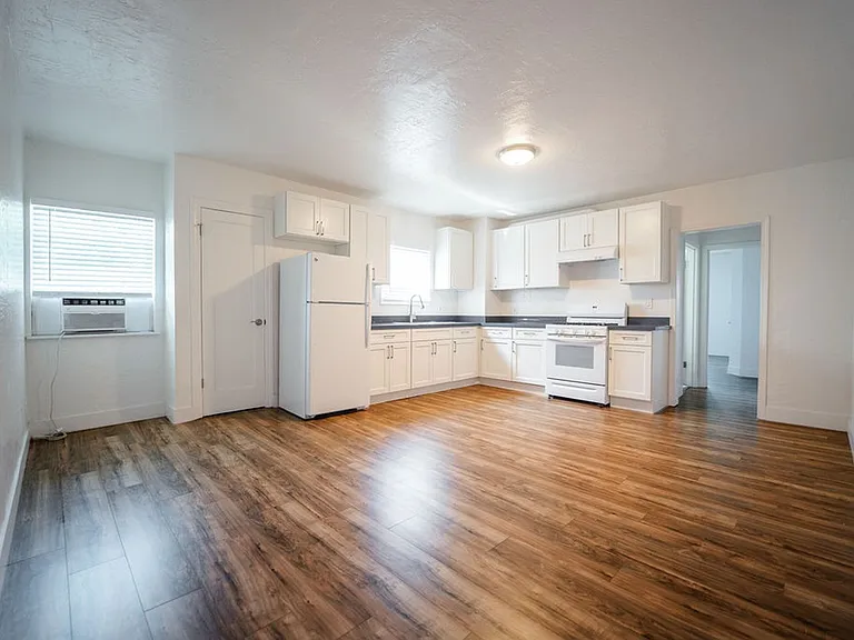 25-45 W. Tenth street — Photo 1