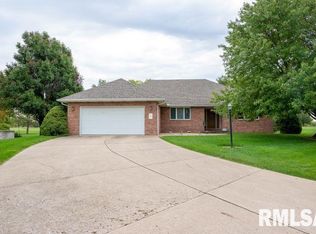 8 Winged Foot Dr, Pekin, IL