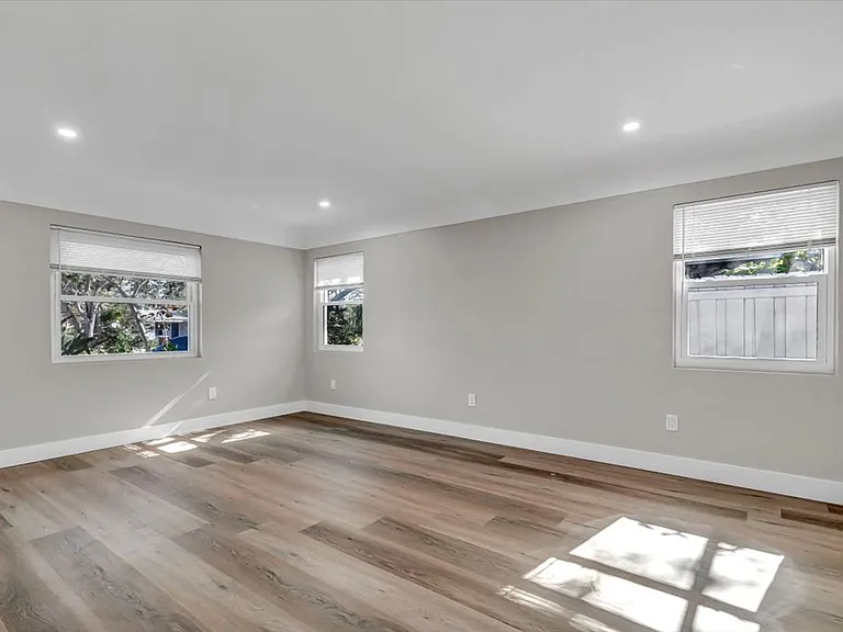 525 Lamara Way NE — Photo 17