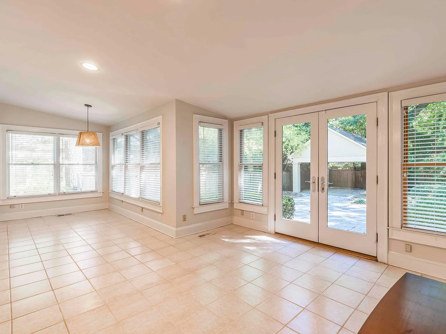 3 bed, 2258 sqft, $5,995 — Photo 2