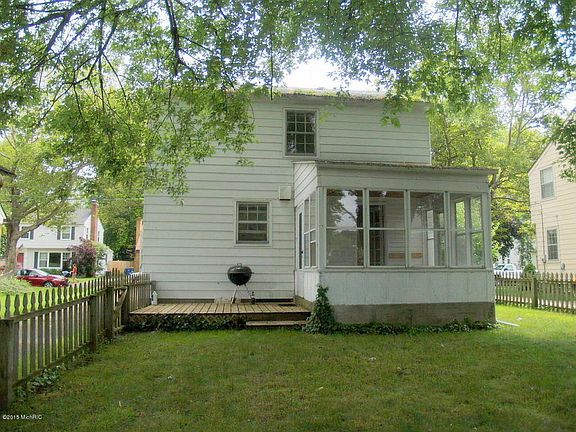 3rd image of 2423 Blaine Ave SE
