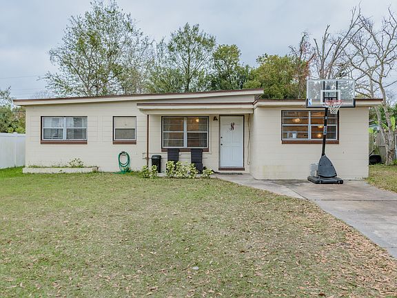 2nd image of 135 Country Club Cir