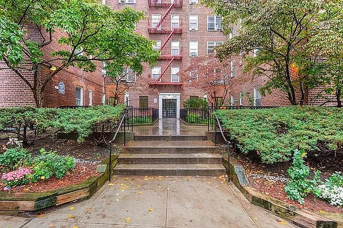 39-30 52nd St APT 5B photo 1