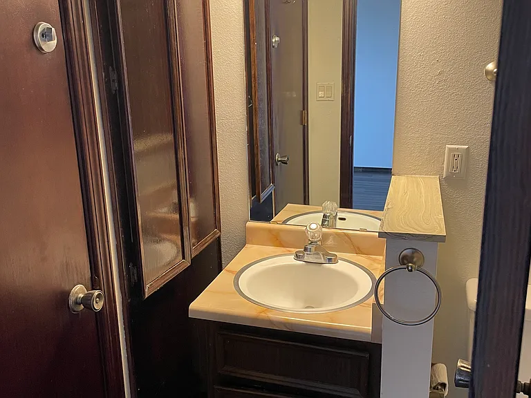 Renovated 2nd Floor Nob Hill 1 Bedroom w/ Ref Air & Balcony! — Photo 28
