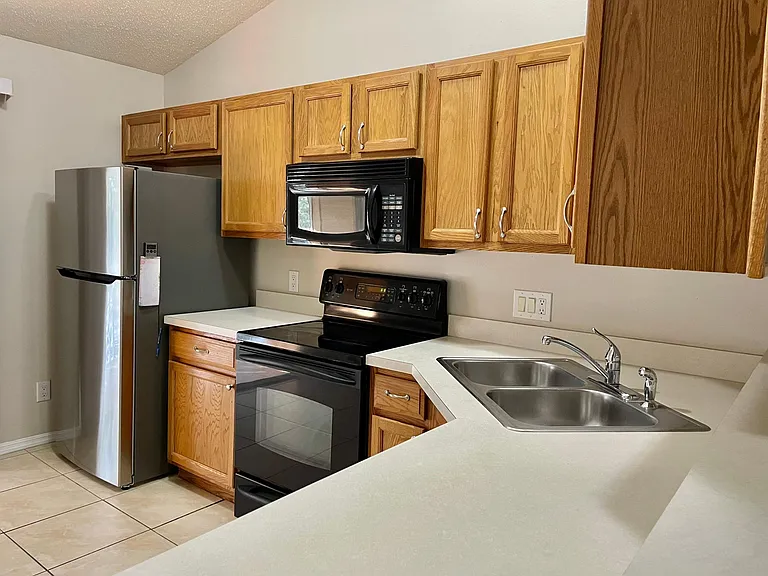124 Reserve Cir #200 — Photo 9