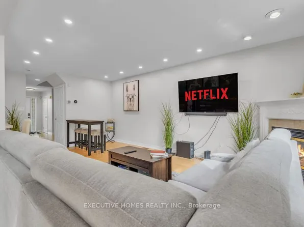 1245 Stephenson Dr #17, Burlington, ON L7S 2L9