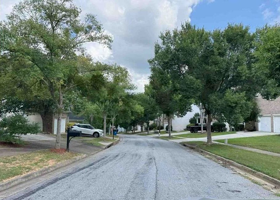 Exterior Neighborhood (street photo)