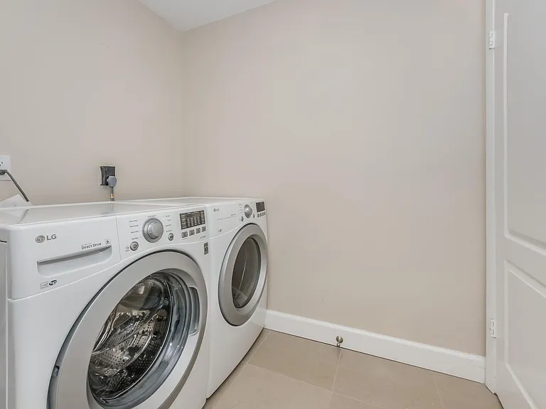 3374 Hyde Park Dr — Photo 9
