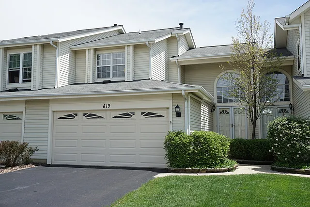 819 Dracut Ln photo 1