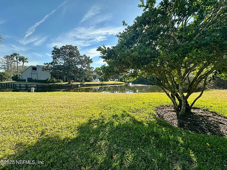 9942 Sawgrass Dr E — Photo 44