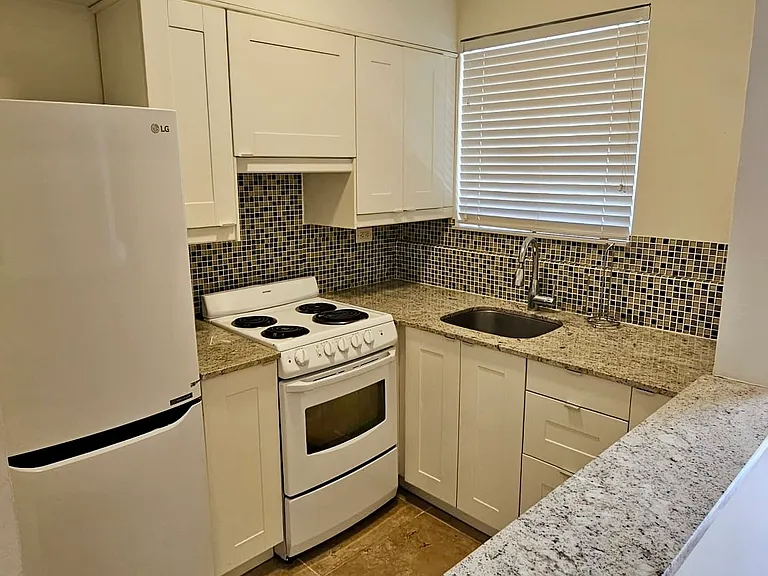 9005 NE 8th Ave #8 — Photo 5