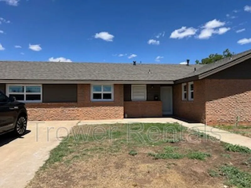Building Photo - 2800 Bonham Ave