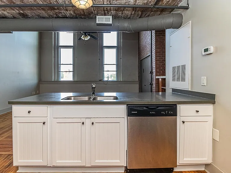215 Nash St E — Photo 17