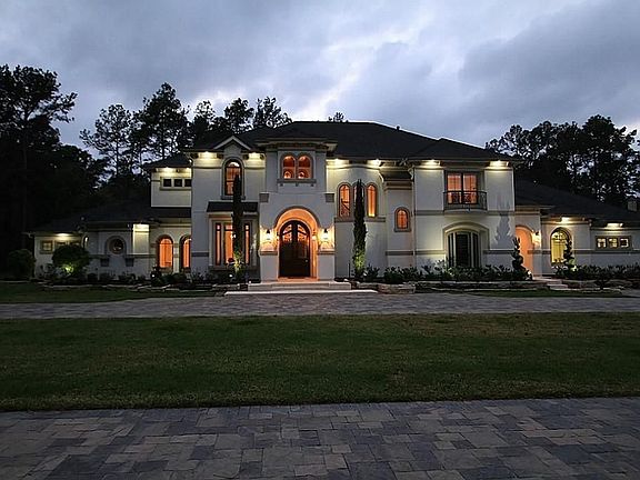 WITH SUNSET, THIS HOUSE IS EVEN BEAUTIFUL! YOU WILL FEEL LIKE A KING OR A QUEEN ON YOUR OWN CASTLE!HIGH MEADOW RANCH IS AN EXCLUSIVE NEIGHBORHOOD NESTLED BETWEEN TREES, AMMENITIES INCLUDE GOLF COURSE, HIKING AND BIKING TRAILS, SPORT COURTS, JR.POOL