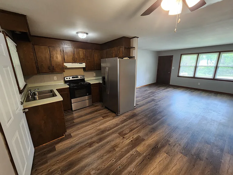 408 Meadow Ln — Photo 3