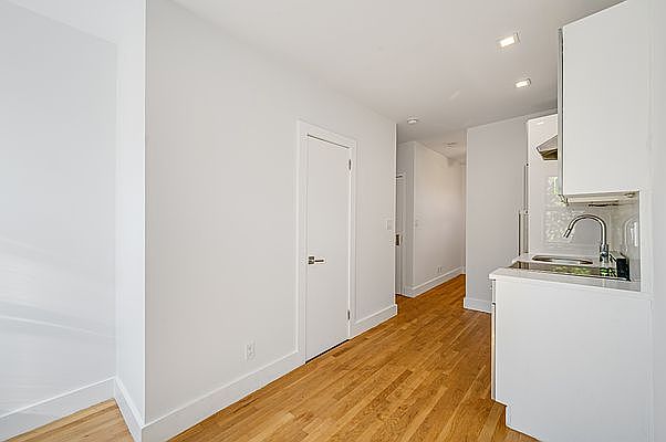 2nd image of 341 E 9th St APT 8