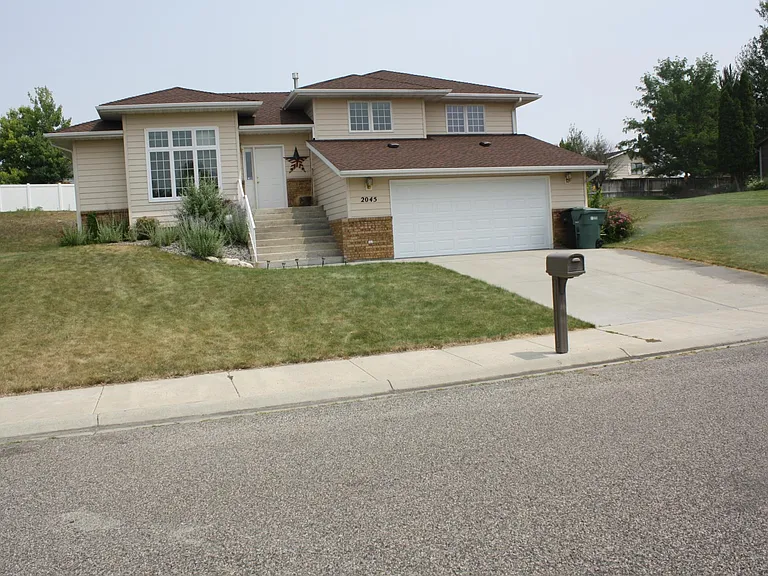 2045 Ridgeview Dr — Photo 1