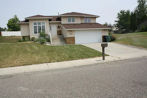 2045 Ridgeview Dr Photo 1