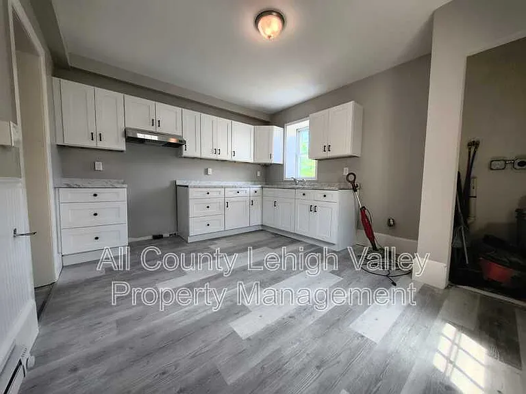 427 W Berwick St — Photo 2