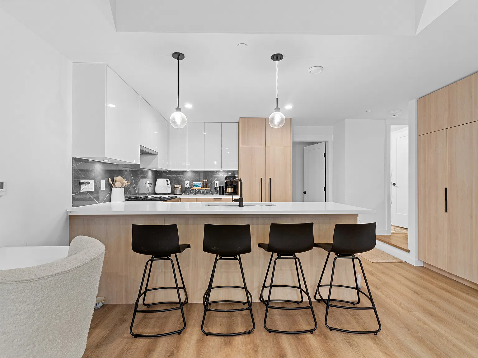 2 bed, 850 sqft, $3,100 — Photo 4